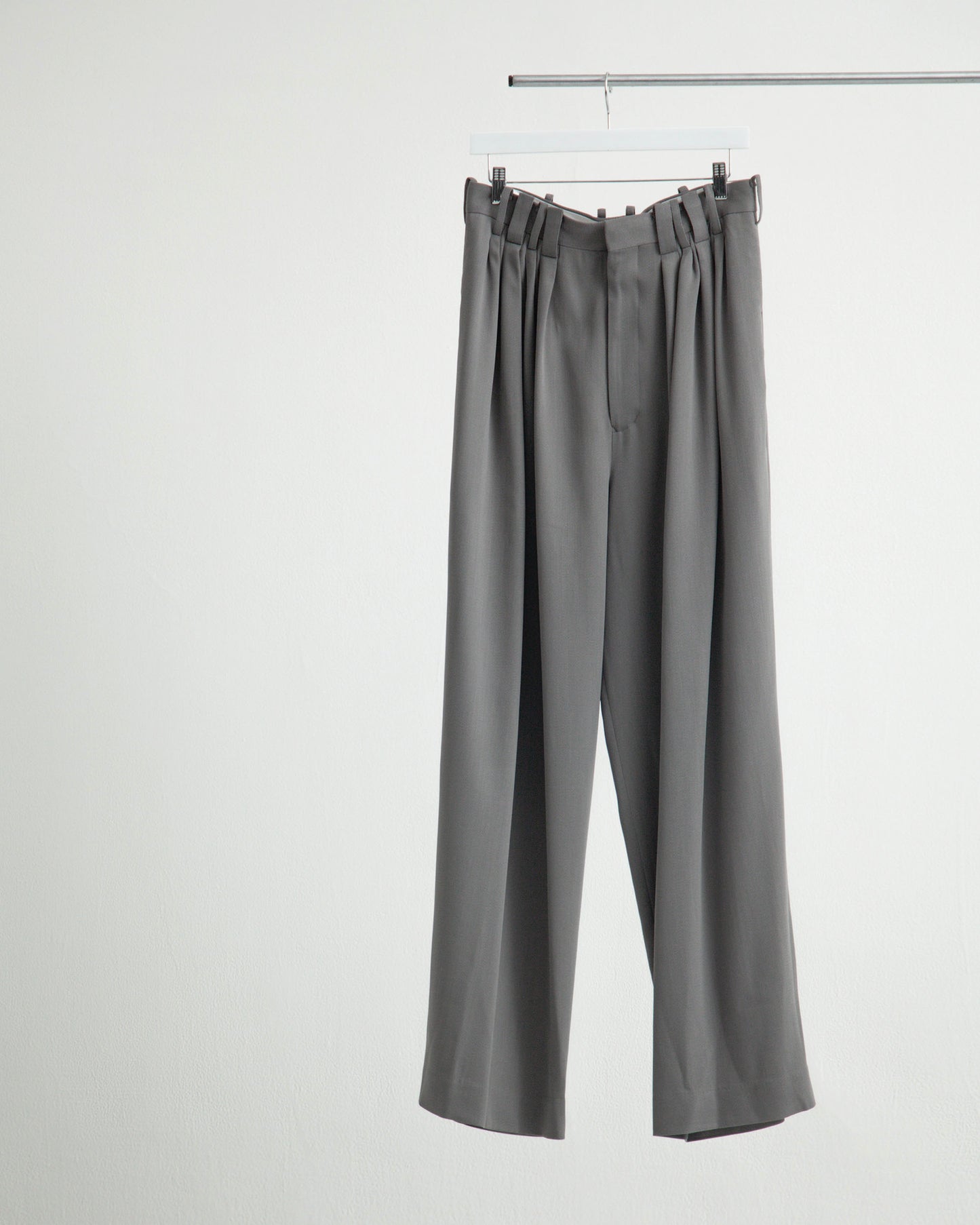 EIGHT TUCK HIGH-WAIST TROUSERS / WOOL