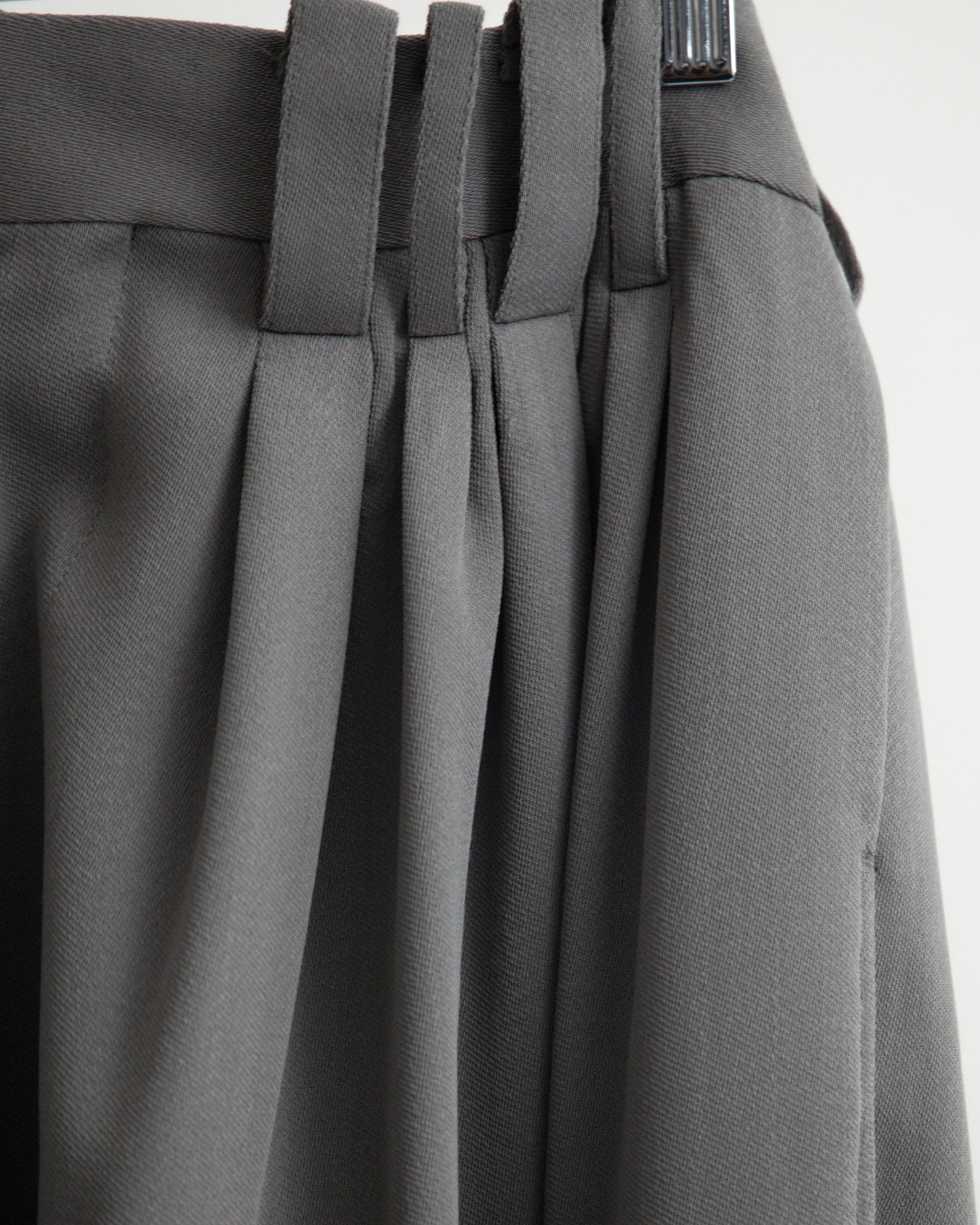 EIGHT TUCK HIGH-WAIST TROUSERS / WOOL